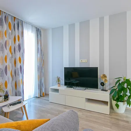 Nataly With Free Parking