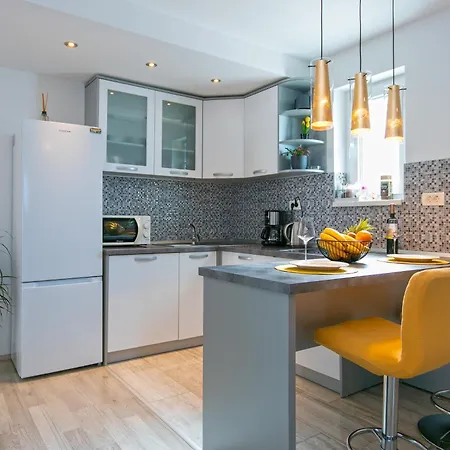 Nataly With Free Parking