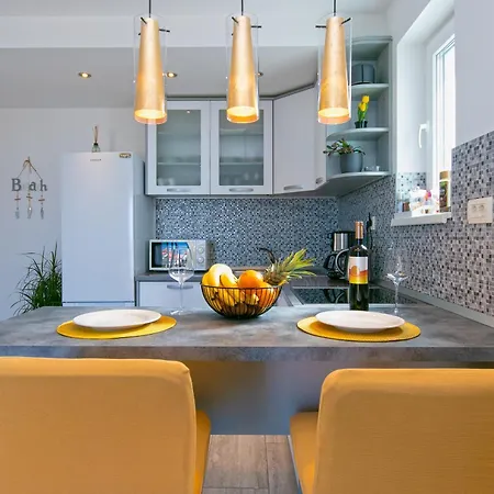 Nataly With Free Parking