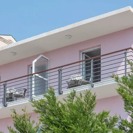 Nataly With Free Parking Apartment