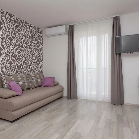 Nataly With Free Parking Apartment