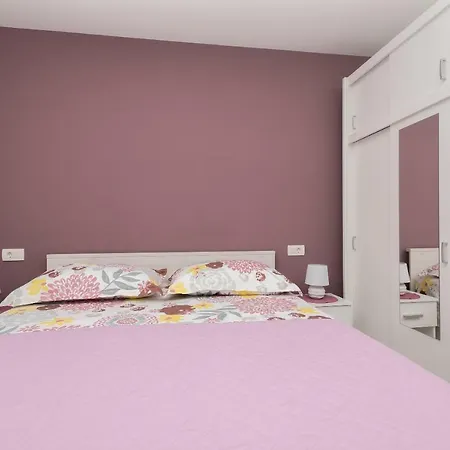 Nataly With Free Parking Apartment