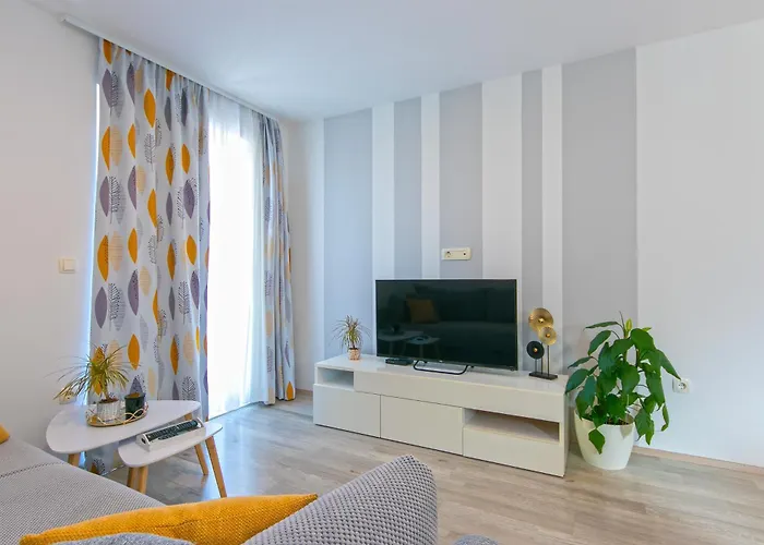 Nataly With Free Parking