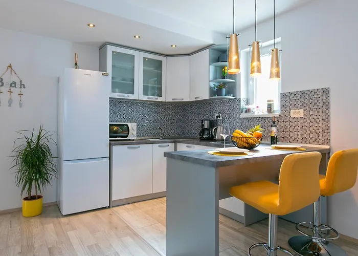 Nataly With Free Parking